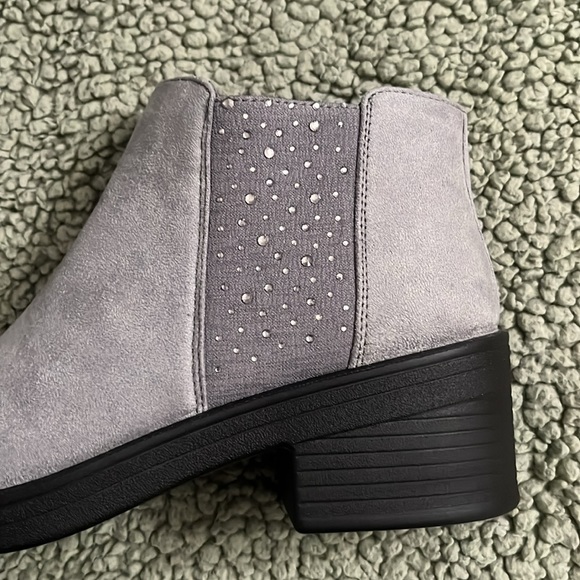 Bzees size 10M ankle boots gray - Picture 4 of 8